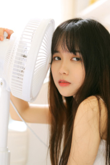 深夜寂寞的女孩